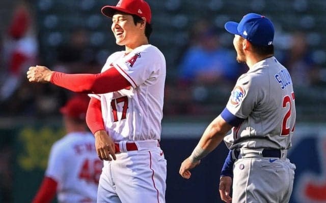 【MLB】大谷翔平を“捕獲成功”　ニコニコ笑顔の鈴木誠也…同学年のイチャイチャが「かわいい」