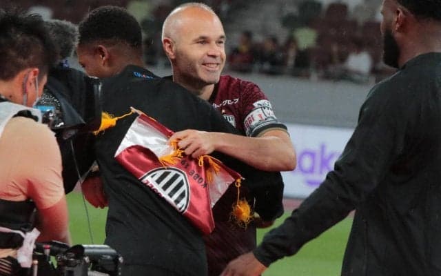 「かわいすぎやろぉ」神戸イニエスタ、試合外での神対応にもファン注目「イニ様にこんなかわいいポーズさせるなんて」