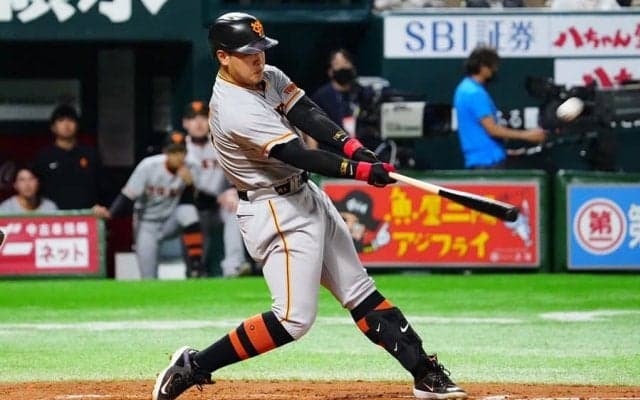 岡本和真、リーグトップ独走の14号ソロ　主砲の“確信弾”に敵地のファンも大歓声