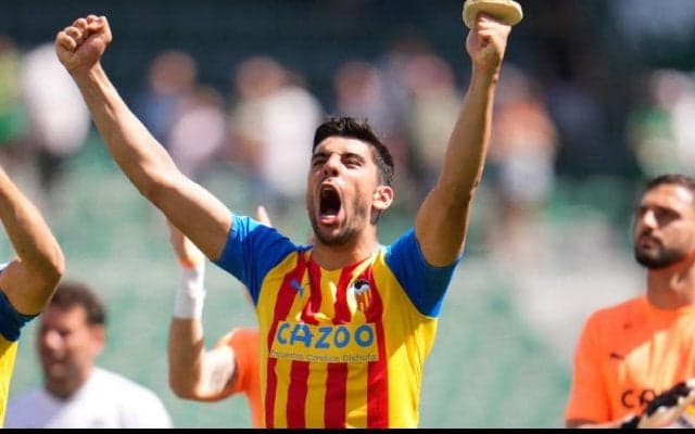 バレンシア、トルコ代表CBエズカジャルと2028年まで契約！　リヨンから買い取り