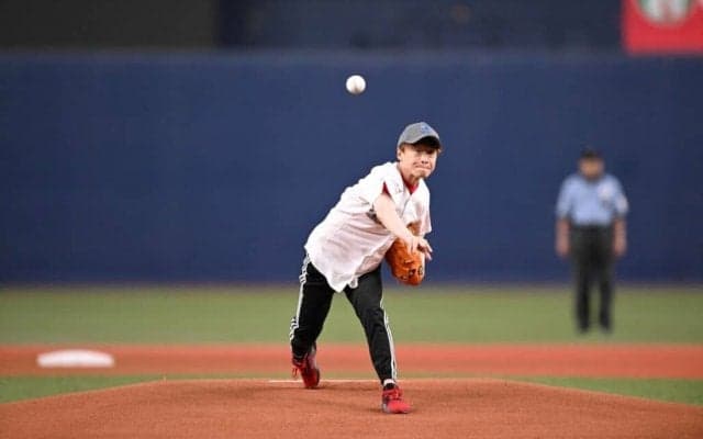 池添謙一騎手が始球式に登場