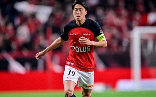 「イケオジしかいない」J1浦和レッズのグッズとともに称賛が集まる企画内容にピッタリの「モデル選び」！ 「休日課長感」「イケおじ感」がファンの心を掴む