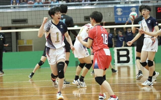 東山高のスパイカー陣が格上相手につかんだ手応え 松永監督も「あれだけボールをたたいてくれたら楽しみです」 【第71回黒鷲旗】