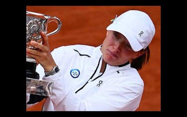  喜び露わ トロフィー蓋が落下 