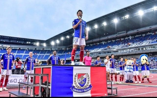 「VAR判定でドキドキしながら」自民党・小泉進次郎氏が横浜FMの「観戦興奮姿」公開！ 地元チームの逆転勝利を喜ぶ8枚の写真