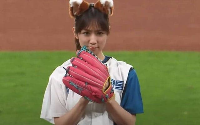 ミニスカ“2段投法”が「可愛いな」　完璧きつね装備の一投に悶絶「惚れてまう」