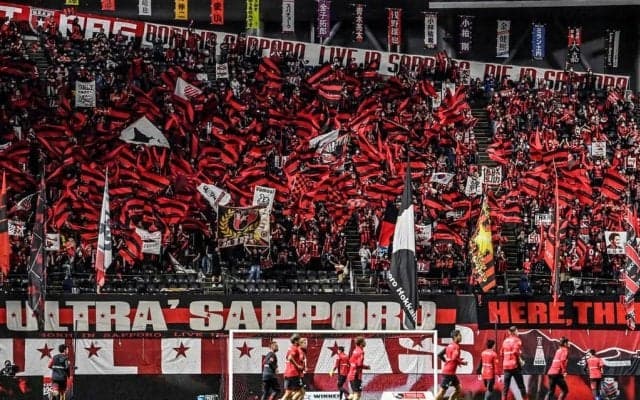 「すしざんまいしてんのかと思った（笑）」J1札幌の試合前集合写真に「雰囲気が良いチームの写真だっ」と称賛の声！ 「イチャコラしてるなw」など突っ込みの声