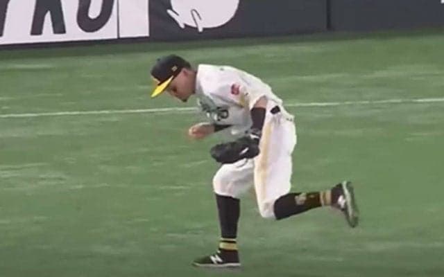 外野に現れた二塁手に驚愕「どこおんねん」　ほぼ“ライトゴロ”の「内野が脅威」
