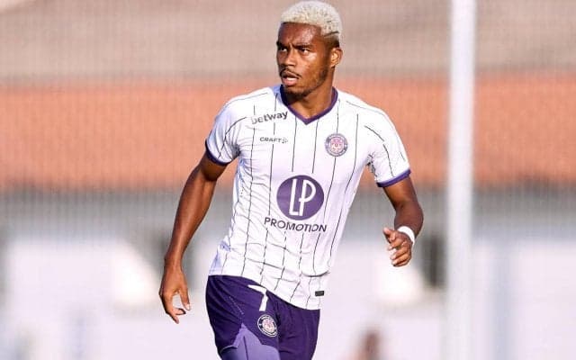 まるで超サイヤ人ブルー！帰国のオナイウ阿道がヘアスタイル一新も完成形ではない!?