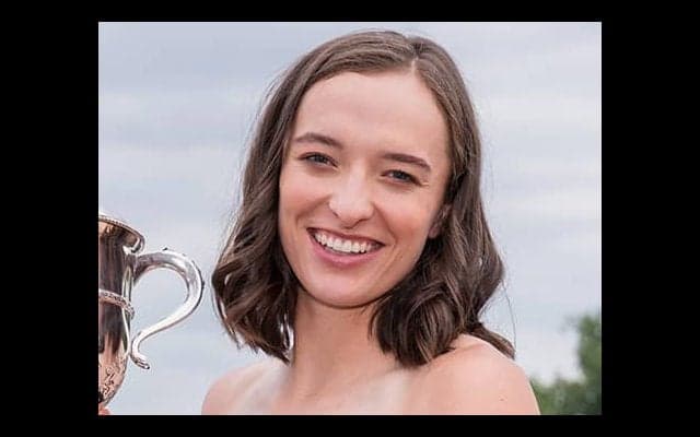  2連覇の女王 パリ市内で記念撮影 