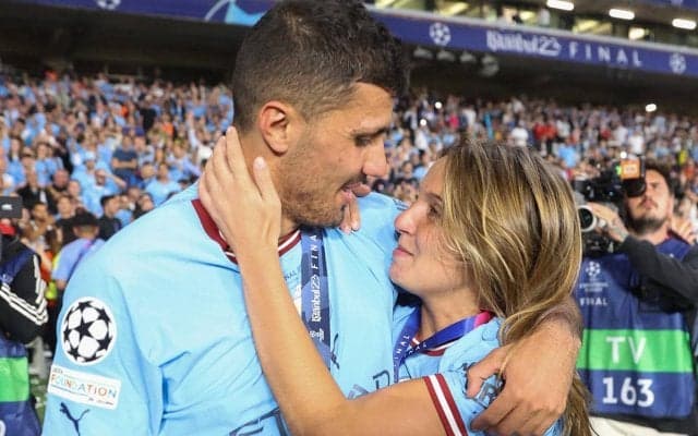 ロドリのゴールにシティファン大熱狂！CL制覇後はお祭り騒ぎで警察車両破壊者も…