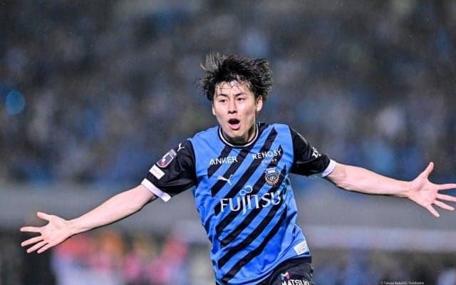 「なるほどw真っ白になっていたのはこういう事」川崎MF脇坂泰斗が決勝弾の活躍も、手荒い祝福で小麦粉まみれのまさかの姿に！ 白い煙の中から真っ白な姿を現す