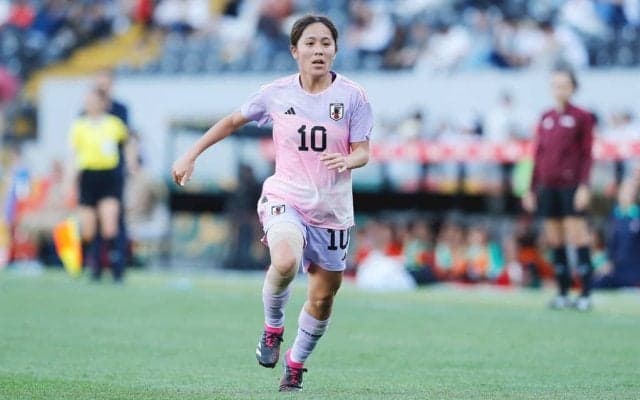 「はっぴ姿が可愛すぎる!」なでしこ岩渕真奈が湘南ベルマーレのユニフォーム姿など披露！「素敵な笑顔」「子どもたちから大人気」と称賛集まる