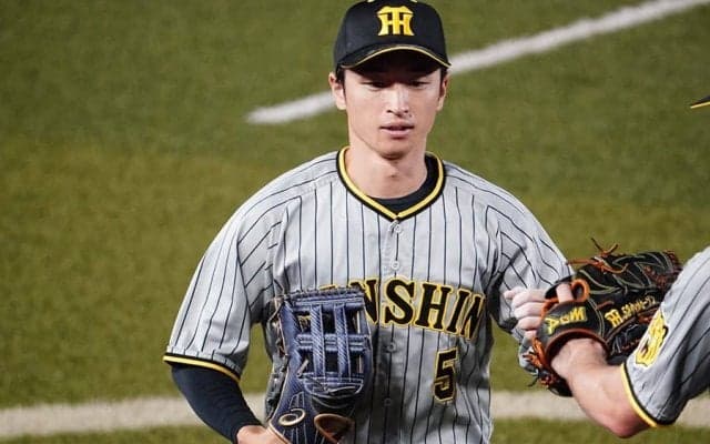 外野爆走→フェンス激突でも“無表情”　投手も叫んだ空中美技が「めちゃめちゃすごい」