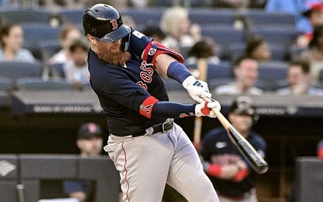 【MLB】打球が顔面直撃…メガネ吹っ飛んでもマイク離さず　出血も実況続行の84歳が「まさに戦士」