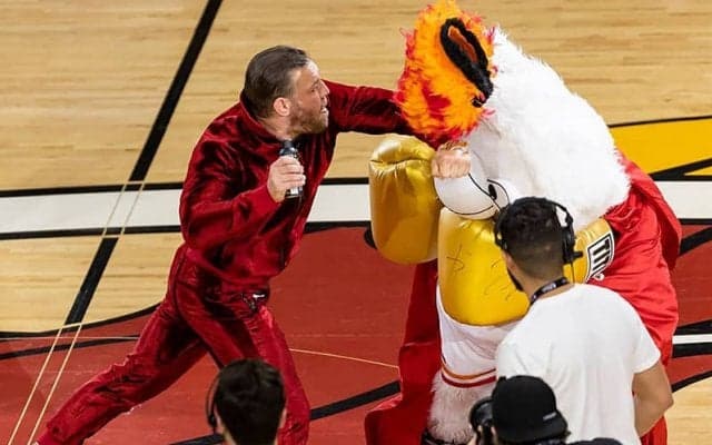 ヒートのマスコットが元UFC王者にノックアウトされて病院送りに…会場は一時騒然