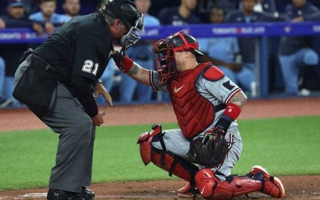 【MLB】悶絶する球審に「無事でいてくれ」　米ファン悲鳴のハプニングは「明らかに最悪だ」