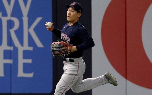 【MLB】吉田正尚の“猛ダッシュ好捕”は「ズボンがずり落ちる」　白い歯見せぬ超美技に球場熱狂