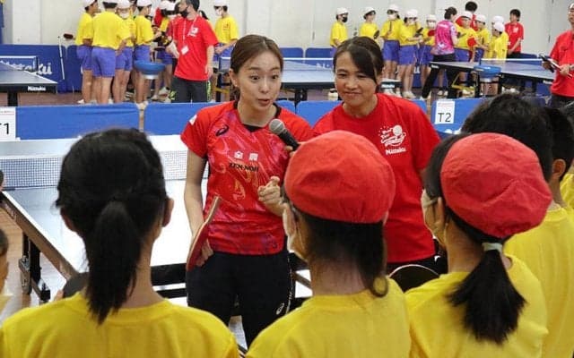 石川佳純 引退会見後初 小学生と卓球体験。ミキハウス選手らと「チャレンジ」の大切さ伝える