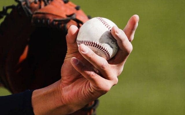 野手の肘を守る“捕って投げない”ノック　名医が送球のリスクに警鐘…投手の2倍超えも