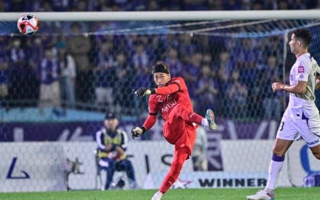 「観客も気づいて無かった…」川崎GK上福元→家長昭博の神パントキックパスが「なんで誰も気づかんの？ってくらいフリー」と話題に！ パス１本で生まれた決定機