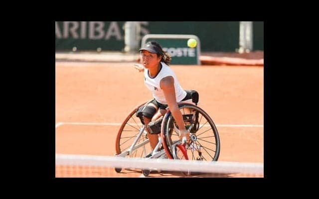 車いすテニス全仏オープンシングルス準優勝の上地結衣は、パリパラでの金メダルに向けてクレーコート対応を模索中