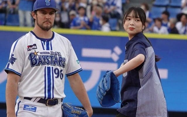 日向坂46山口陽世さんがニコニコ投球　ノーバウンドにペコリお辞儀…ファン大喝采