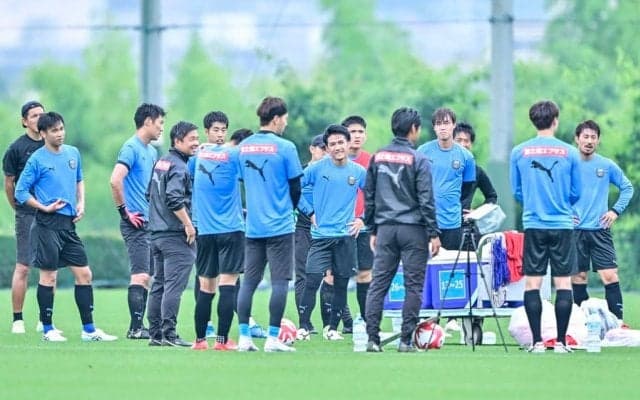 ダッシュにリフティングも！ 田中碧が川崎の練習に突如姿を現して、順調な回復ぶりを見せる……ファンサではハートポーズも披露