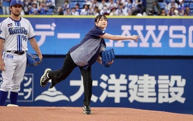 “制服”から豪快投球が「かわいぃぃぃ！」　ハニカミ笑顔で右手ギュッ「神秘的」