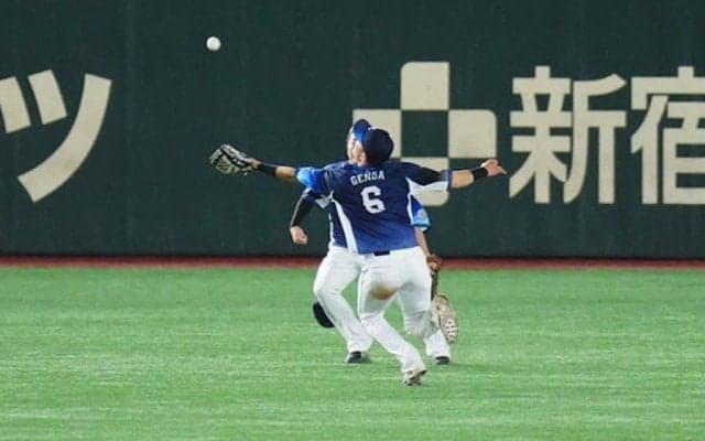 敵地で異様な大拍手…グラブでボールが暴れる“超美技”が「ガチでうますぎる」