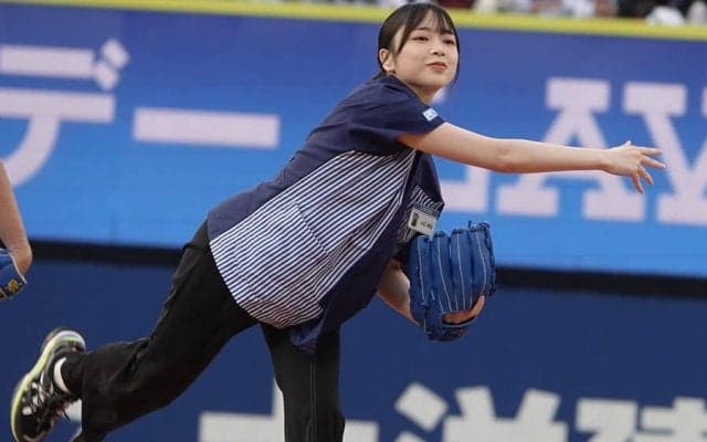 「合成に見えた」アイドルの背後に佇む“真顔バウアー”　神妙2ショットが話題