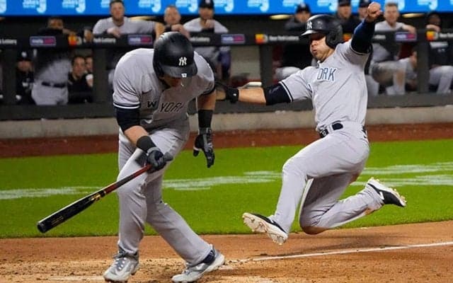 【MLB】打者にタックル!?…激レア生還に米騒然「伝説的」　投手気付かぬ“瞬間移動”が「すげえ」