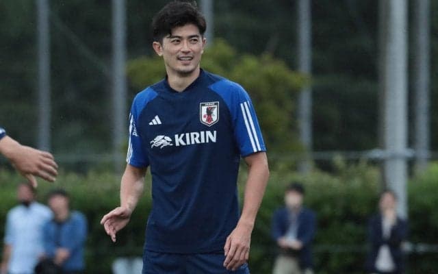 谷口彰悟のスーツ姿にファン「マジで優勝」日本代表選手がダンヒルのスーツで移動「スーツ姿もカッケー」