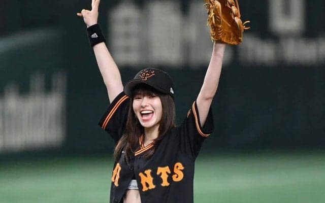 へそ出し＆足上げで“剛球”ストライク　騒然始球式の山本舞香さん「100点あげていい」