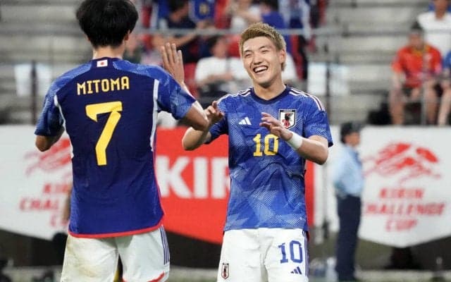 「ごめんしかない笑」三笘薫のほぼゴールを押し込んだ堂安律、10番での初陣は意識の変化「こぼれ球を狙っていた」