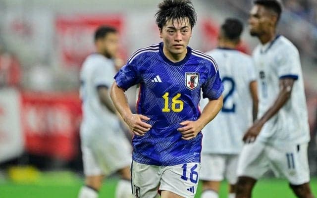 「いいパパや」日本代表のエルサルバドル戦に名古屋の選手が相馬勇紀のユニフォームを着用した愛息との観戦姿公開！「こんなカッコいい親子が近くにいたらバレバレでは」の声