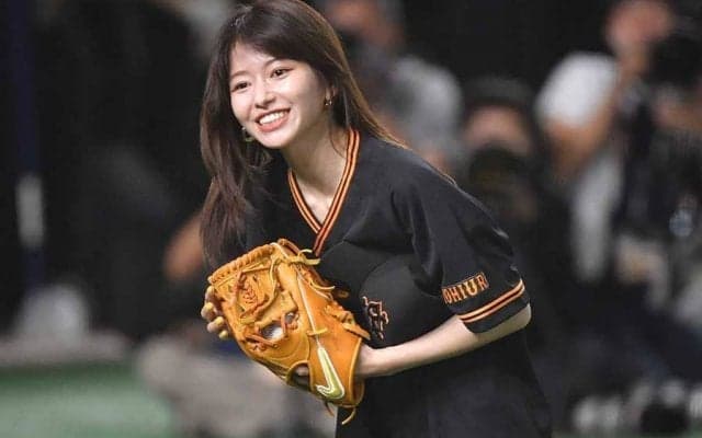 “おへそチラリ”の人気女優「めちゃかわいい」　腹筋バキバキ…豪快投球が「凄すぎる」