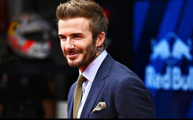 ベッカム氏が自らデザインした高級車と2ショット！「とてもセクシー」「ゴージャスだ」と称賛相次ぐ