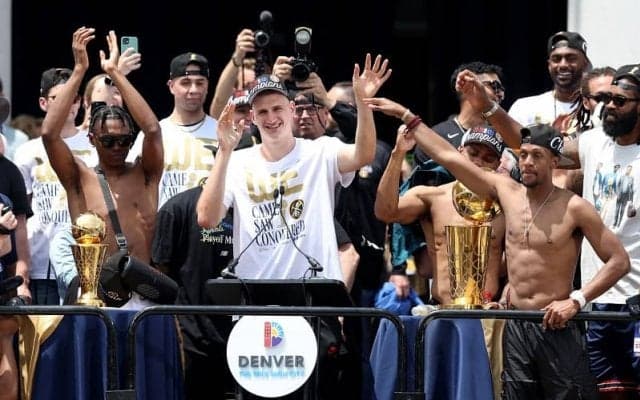 今季NBAを制したナゲッツが優勝パレードを開催…ヨキッチは「僕の人生で最高の時間」