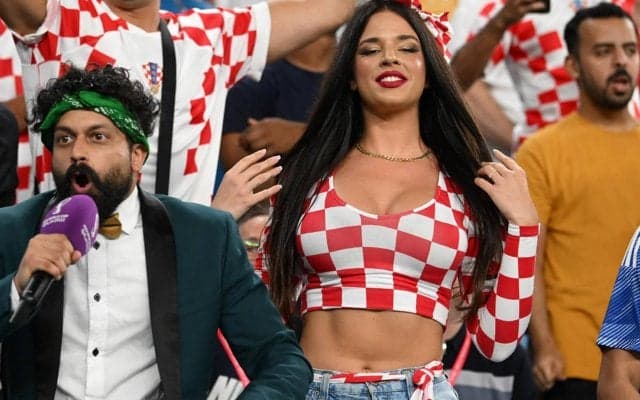 「素晴らしい！！」「すごい女王様」W杯で話題のクロアチア美女サポーターが再び試合観戦！ 手がけた各国国旗の水着が話題に「いいね！」「どこで買える？」