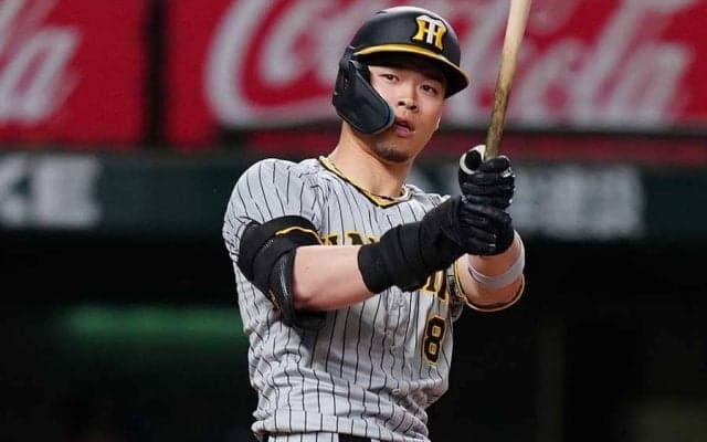 佐藤輝明の“変態弾”が「エグい」　膝下をすくう一撃に「なんでこれで入んねん」