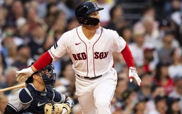 天才ぶりを発揮した4安打！ 吉田正尚が見せた不振脱却の猛打に米記者も絶賛「この男は一息つくと大暴れする」