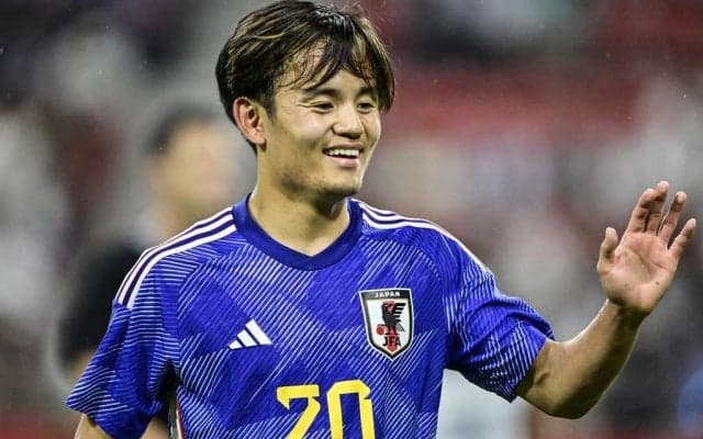 「タケと三笘の抱擁...たまらん...」久保建英と三笘薫の「ハイタッチ→ハグのピッチレベル映像」が大反響！ エルサルバドル戦で見せた2人が喜びを共有
