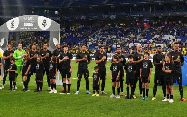 異例の“オールブラック”ユニ、「人種差別があれば試合はない」とブラジル代表が反人種差別を訴え…スタジアムの装飾もブラックに