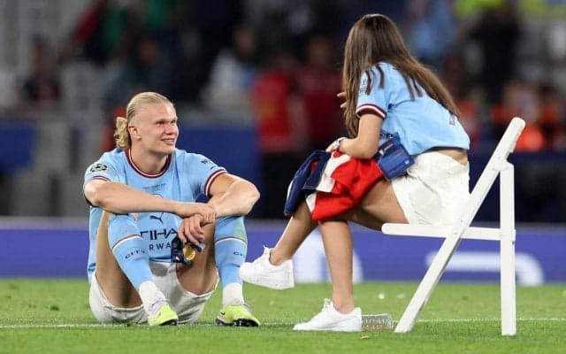 「人生の勝ち組だ」「羨ましいぞ」3冠達成に浸るハーランド、彼女が隠れてキスもバレた後の反応が話題「恥ずかしがるのが良い」