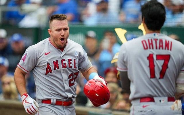 大谷翔平が舌ペロリ…兜を手に恥ずかしそう　盟友トラウトとの“絆”が「泣けるわ」