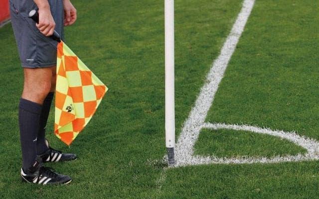 アイルランドの女子サッカーで珍事件…試合中にコーナーフラッグが消えた？ 犯人は「可愛らしい乱入者さん」