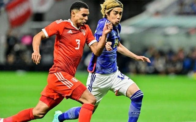 「体幹パワーアップしてますね」日本代表MF伊東純也が引っ張られても倒れないドリブルで右サイドを駆け上がる！「バケモンだろ」「ガチでえぐすぎ」と称賛の声