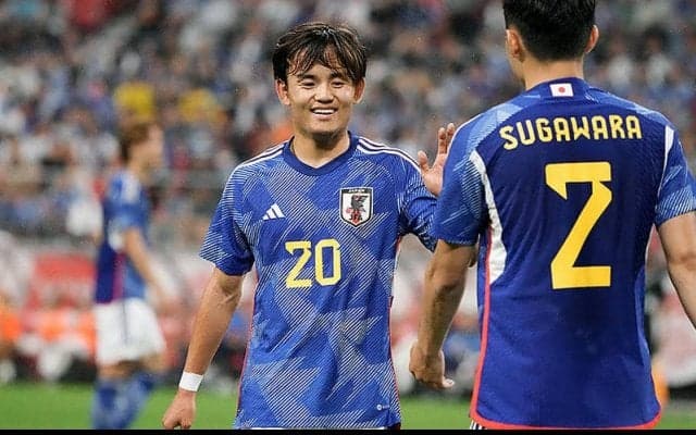 「※可愛い久保を置いときます」守田英正が激写した久保の寝顔が話題も…本人は少々ご立腹？「愛してるけどこれはダメよ！」