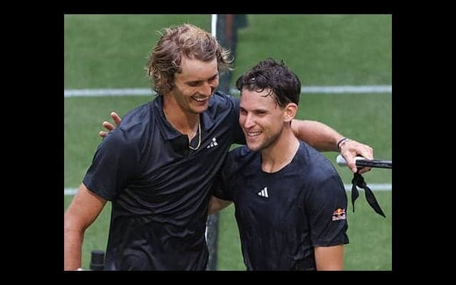 息ぴったり！仲良しすぎる握手